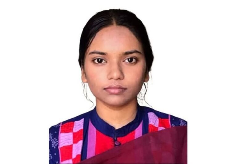 মেডিকেলে চান্স পেয়েছেন ছাগলনাইয়ার শিক্ষক দম্পতির মেয়ে
