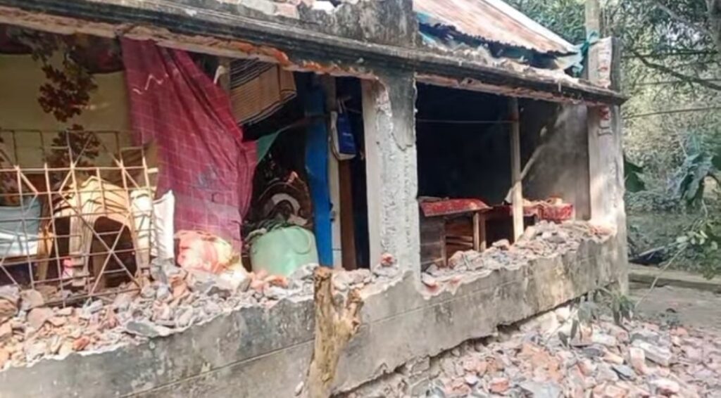 ছাগলনাইয়ায় জমি সংক্রান্ত বিরোধের জেরে বসতঘর ভাঙচুর