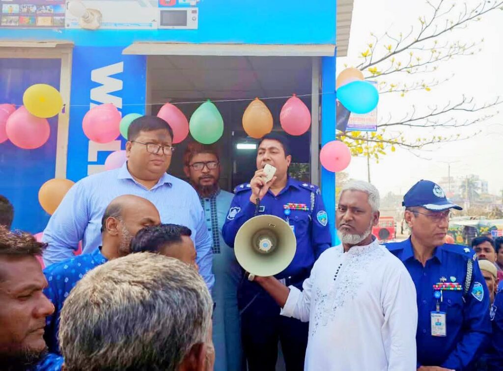 পুলিশের সেবা কার্যক্রম বাড়াতে সদর হাসপাতাল মোড়ে ট্রাফিক পুলিশ বক্স উদ্ভোধন