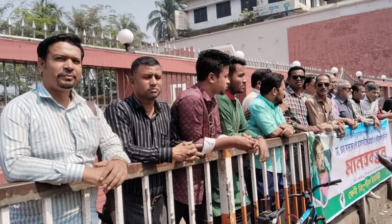 ফেনীতে সাংবাদিক নির্যাতনের প্রতিবাদে মানববন্ধনহামলাকারীদের গ্রেফতারের ৭২ ঘন্টার আল্টিমেটাম