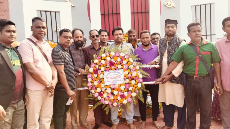 ফেনীতে বিএমইউজে'র পুষ্পস্তবক অর্পণ