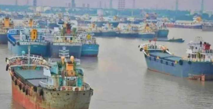 ছাগলনাইয়ার সাবেক উপজেলা চেয়ারম্যানের জাহাজ থেকে ৩ লাখ ৫৬ হাজার লিটার চোরাই তেল আটক