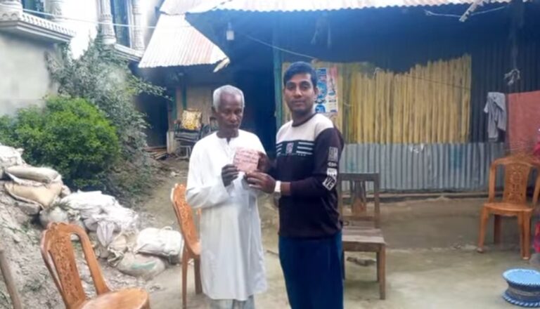 খোলা আকাশের নিচে সেলুন দোকান করা সেই নাপিত সুনিল শর্মা পেলেন নগদ অর্থ উপহার।