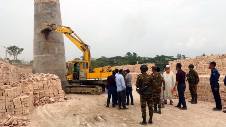 ফুলগাজীতে ২ ইটভাটা গুড়িয়ে দিয় ১ ইটভাটাকে ২০ লাখ টাকা জরিমানা