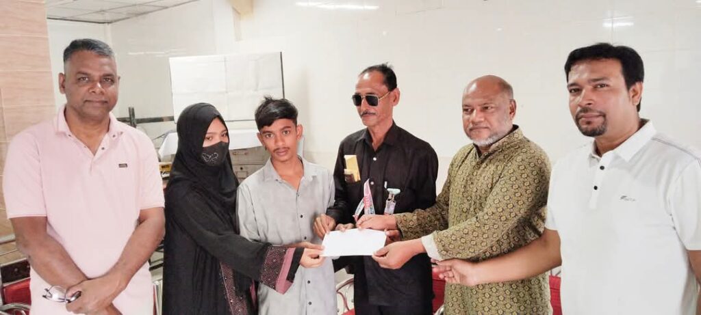 বিএমইউজে, ফেনীর পক্ষ থেকে মরহুম সাংবাদিকের পরিবারকে অনুদান প্রদান