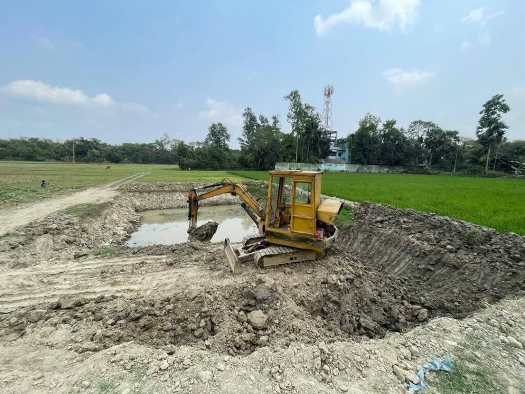 ছাগলনাইয়ায় ফসলি জমির মাটি বি'ক্রেতার জেল এস্কে ভেটর ও পিকাপ জব্দ
