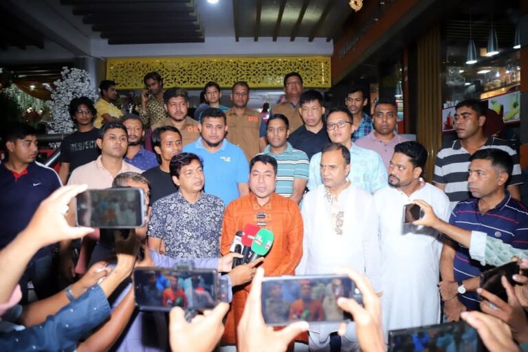সার্বিক আইনশৃঙ্খলা ও নিরাপত্তা নিশ্চিত করতে ফেনী শহরের বিভিন্ন বিপণী বিতান পরিদর্শনে পুলিশ সুপার ফেনী