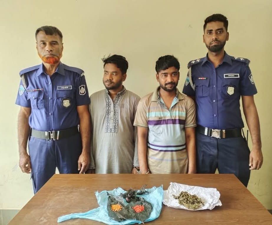 ফুলগাজীতে যৌথবাহিনীর অভিযানে ইয়াবা ট্যাবলেট সহ স্বেচ্ছাসেবক দলের সাবেক ২ নেতা গ্রেফতার