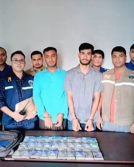 গাজীপুরে গোয়েন্দা (ডিবি) পুলিশ পরিচয়ে একটি আর্থিক প্রতিষ্ঠানের ৯৮ লাখ টাকা লুটের ঘটনায় চারজনকে গ্রেপ্তার করেছে পুলিশ ব্যুরো অব ইনভেস্টিগেশন (পিবিআই) উদ্ধার করা হয়েছে প্রায় ২৫ লাখ টাকা। লুটের পুরো টাকা দুর্বৃত্তরা ১০ ভাগে নিয়ে যায়। শুক্রবার পিবিআইয়ের গাজীপুর জেলা পুলিশ সুপার আবুল কালাম আজাদ এ তথ্য নিশ্চিত করেছেন।