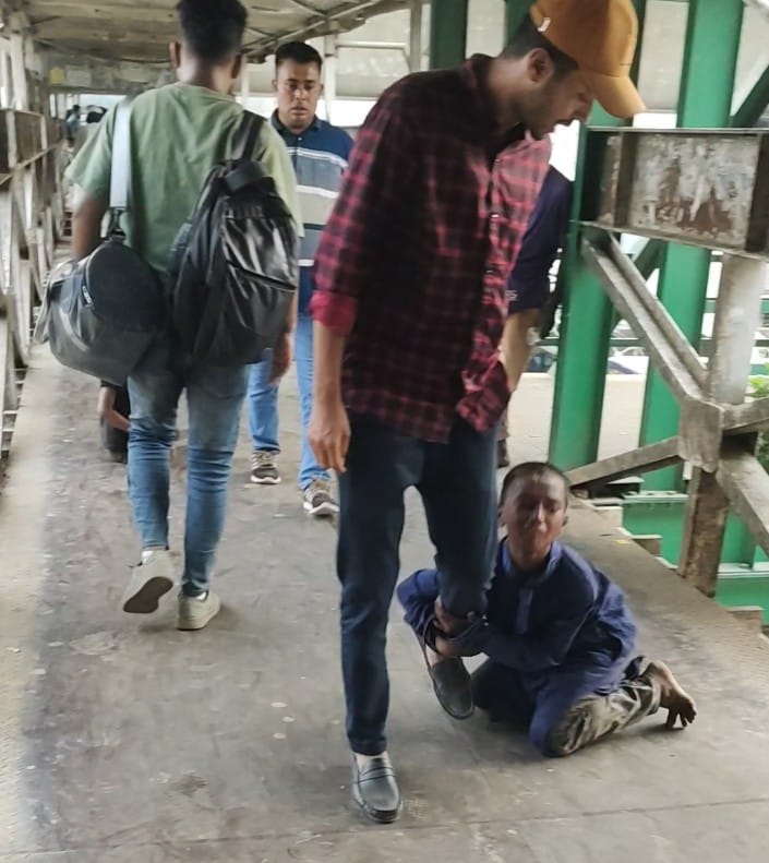 বিমানবন্দর ফুটওভারব্রিজে ভিক্ষার নামে হয়রানি, আতঙ্কে যাত্রীরা