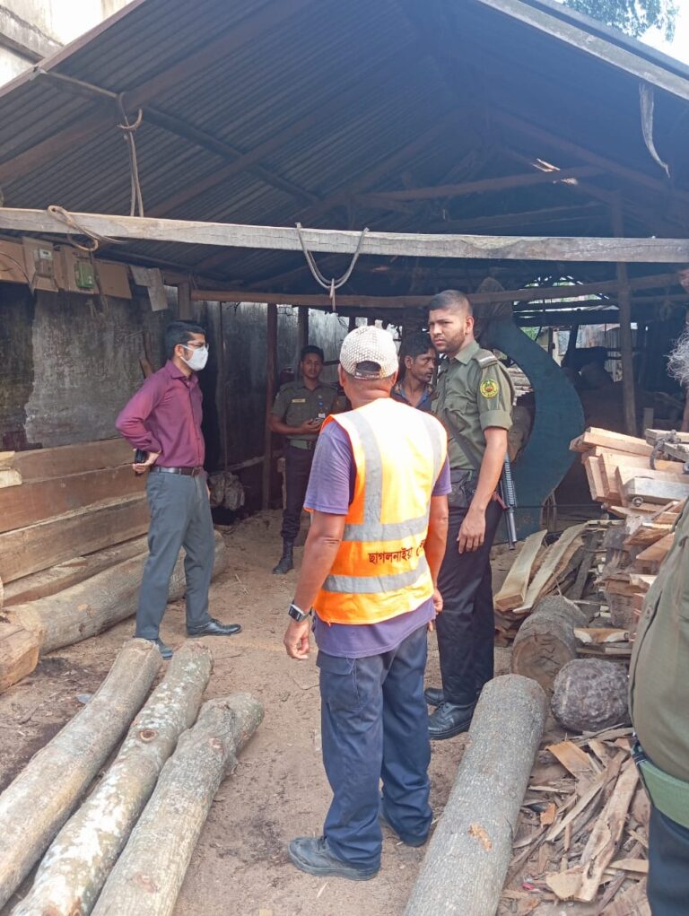 ছাগলনাইয়ায় অবৈধভাবে ফুটপাত দখলকারীদের বিরুদ্ধে অভিযান