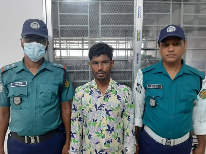 যাত্রাবাড়ীতে ট্রাফিক সার্জেন্টের তৎপরতায় ছিনতাইকারী আটক,স্বর্ণের চেইন উদ্ধার