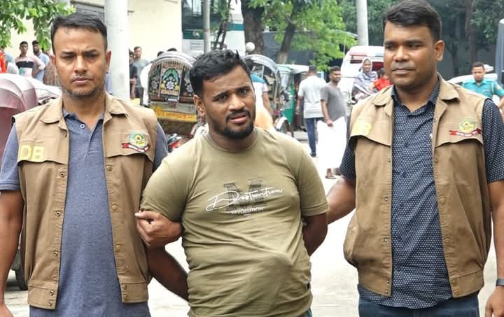 চট্টগ্রামের পটিয়ার সোহেল ডিবি পরিচয়ে প্রতারণা ও চাঁদাবাজি কালে আটক