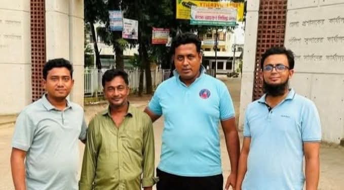 কোরবানির পশুর চামড়া নদীতে ফেলে দেওয়ার অপরাধে গ্রেফতার হওয়া মৌসুমী ক্ষুদ্র চামড়া ব্যবসায়ী শুক্কুরকে জামিন দিয়েছেন আদালতের বিচারক