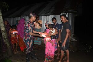 ফেনীতে বন্যায় ক্ষতিগ্রস্ত মানুষের পাশে বিজিবি