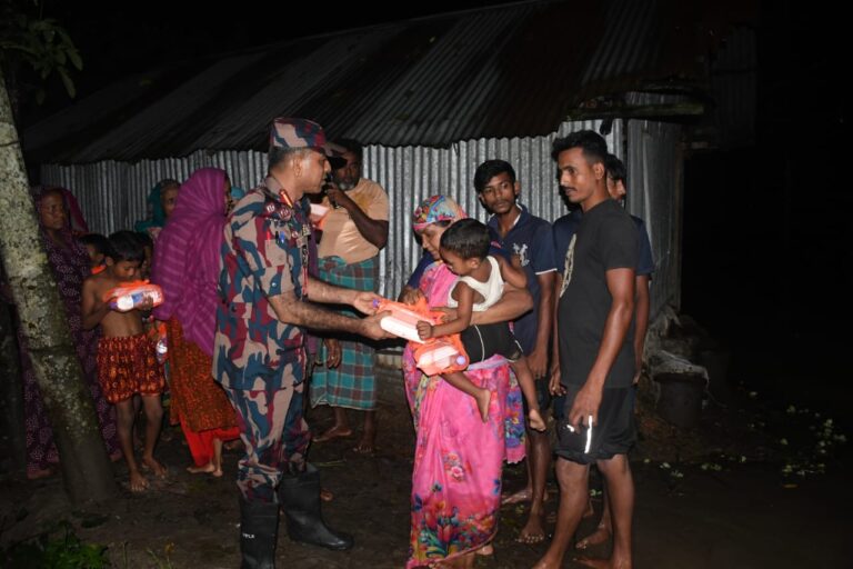 ফেনীতে বন্যায় ক্ষতিগ্রস্ত মানুষের পাশে বিজিবি