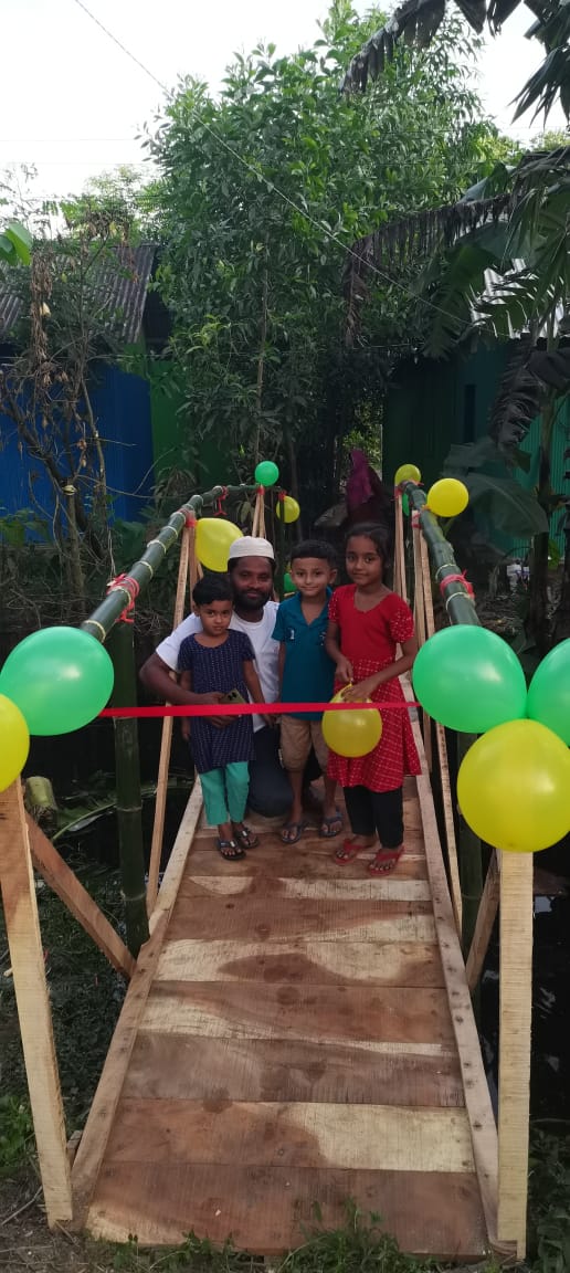 সেনবাগ পৌর যুব জামায়াতের সভাপতি, বিশিষ্ট সমাজকর্মী ও মানবিক যোদ্বা আলাউদ্দিন আলোর নেতৃত্বে খালের উপর সাঁকো তৈরি।