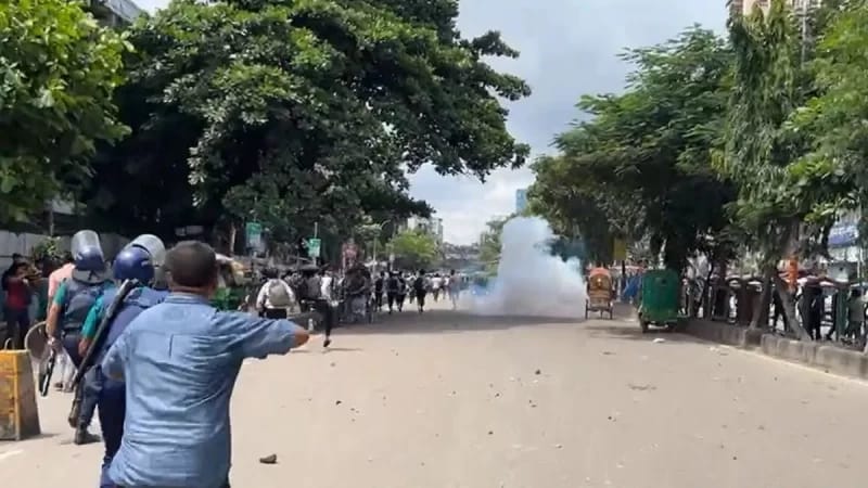 ঢাকা কলেজ ও সিটি কলেজের সংঘর্ষ, পুলিশের লাঠিচার্জ ও সাউন্ড গ্রেনেড নিক্ষেপ