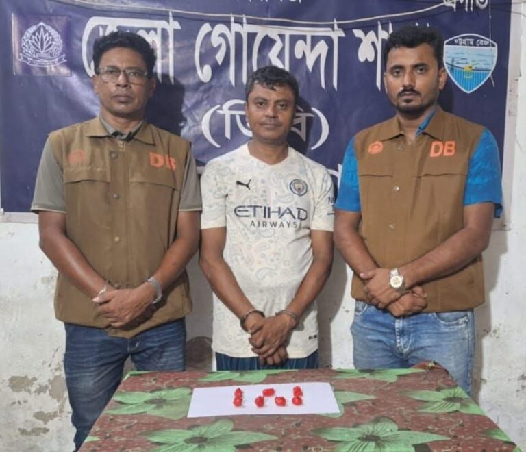 নোয়াখালীতে ডিবি পুলিশের অভিযানে ৩৫০ পিস ইয়াবাসহ মাদক ব্যবসায়ী গ্রেফতার