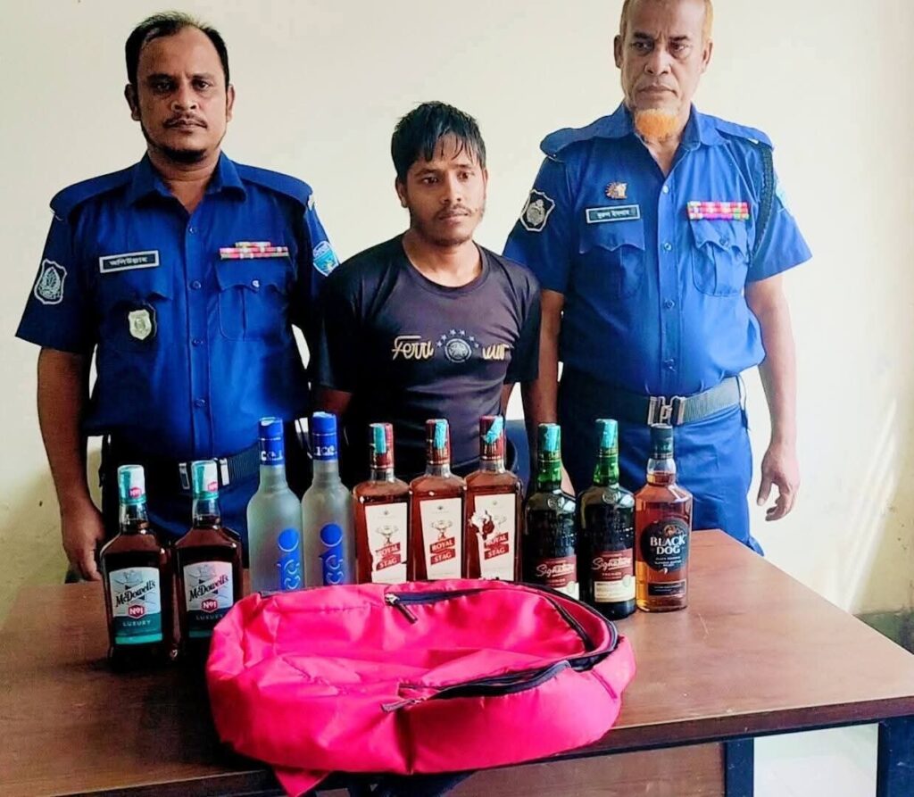 ফুলগাজী আমজাদ হাটে ভারতীয় মদকসহ মাদকব্যবসী আটক