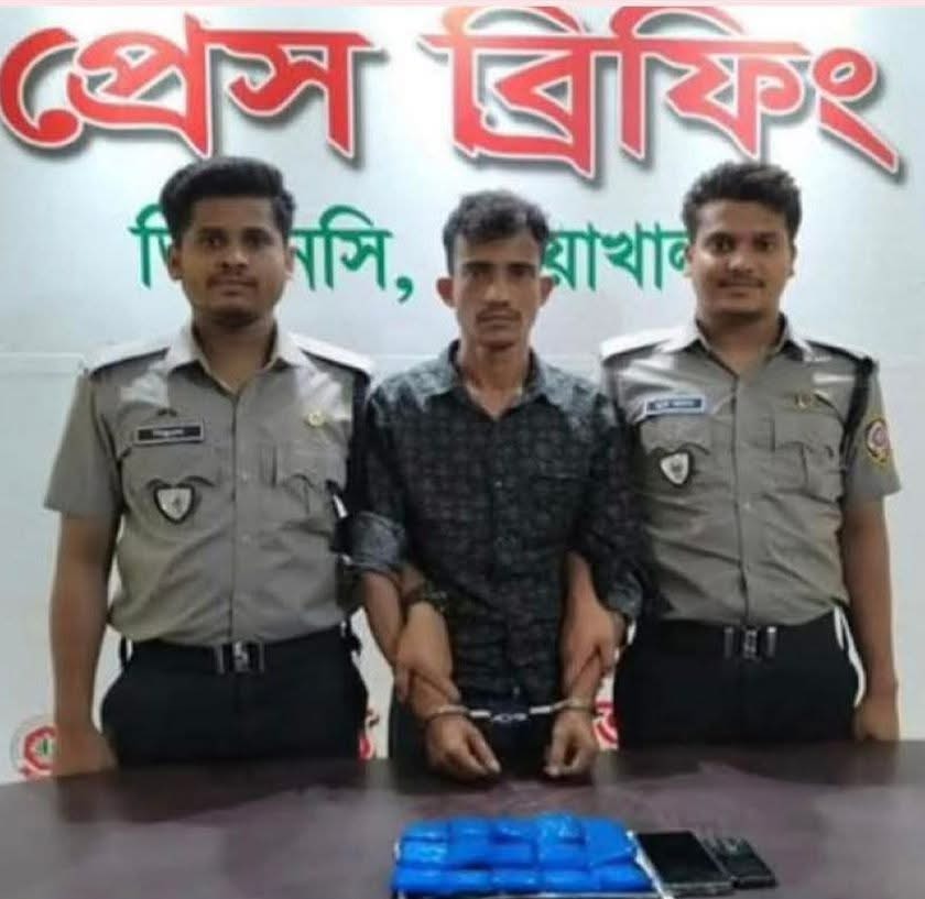 নোয়াখালীতে যাত্রীবাহী বাস থেকে ৫০০ পিস ইয়াবা উদ্ধার, পরিবহন সুপারভাইজার গ্রেপ্তার