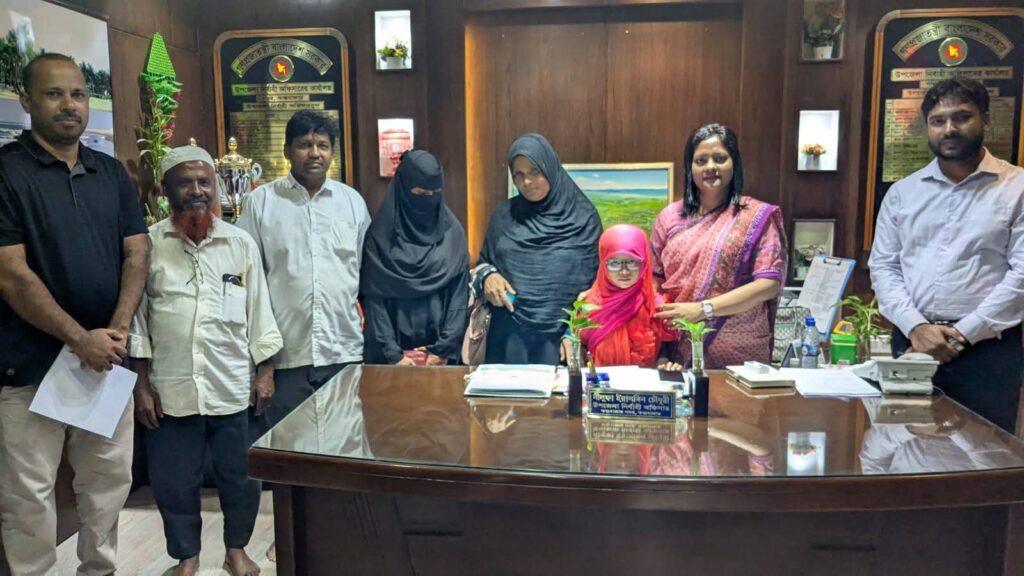 কক্সবাজার সদর ইউএন ও এর সহায়তায় অবশেষে বাড়ি ফিরলেন লালপরী