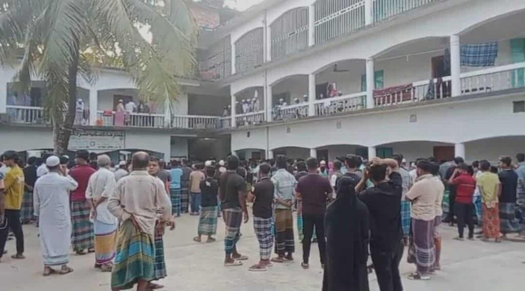 নোয়াখালীতে মাদারাসায় ঘুমের মধ্যে ছাত্রকে জবাই করে হত্যা