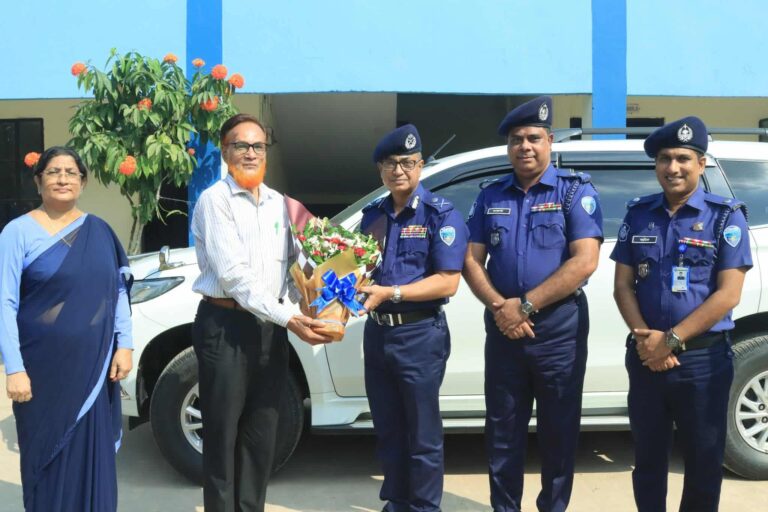 নোয়াখালীতে পুলিশ কেজি স্কুল অ্যান্ড কলেজ পরিদর্শন করলেন ডিআইজি আহসান হাবীব পলাশ
