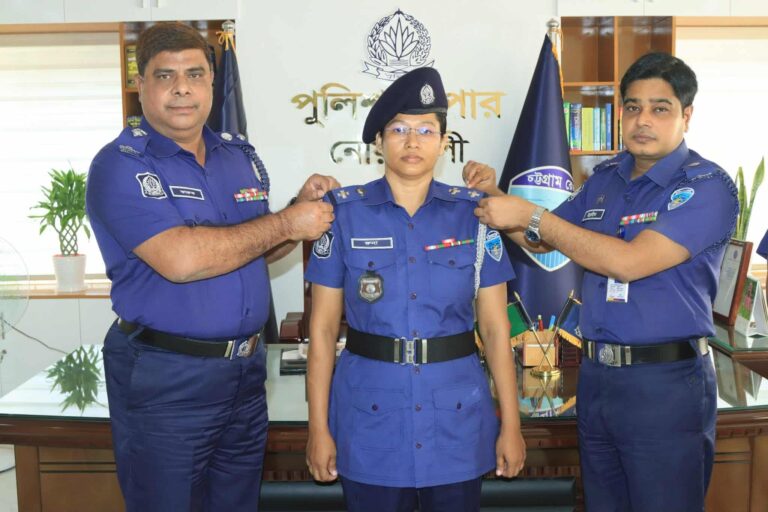 বিভাগীয় পদোন্নতি প্রাপ্ত দুই পুলিশ সদস্যকে র‍্যাংক ব্যাজ পরালেন নোয়াখালীর পুলিশ সুপার