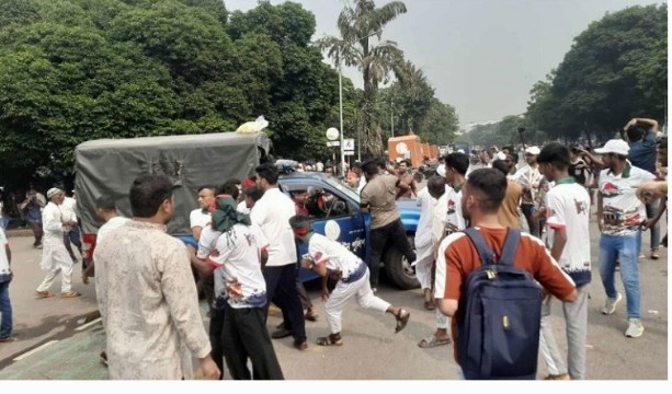 জুলাই যোদ্ধাদের সঙ্গে পুলি’শের ধা’ওয়া-পা’ল্টা ধা’ওয়া, ভাঙ’চুর