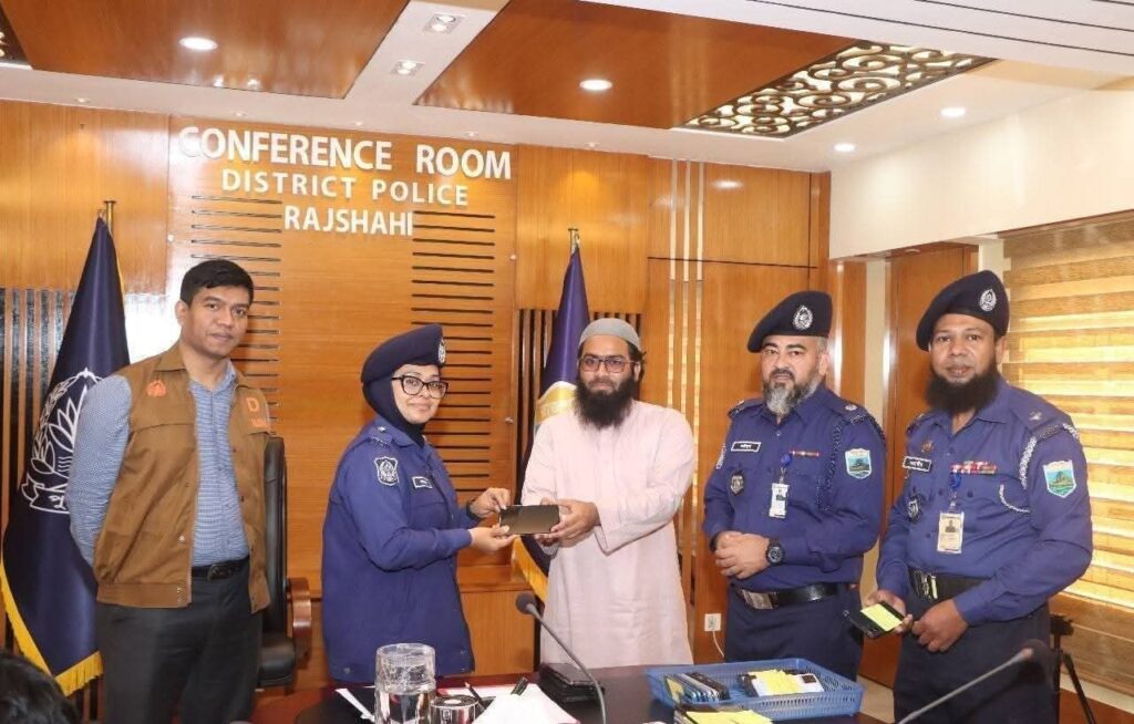 জেলা পুলিশ রাজশাহী কর্তৃক উদ্ধারকৃত ৬০ টি মোবাইল ফোন প্রকৃত মালিকের নিকট হস্তান্তর