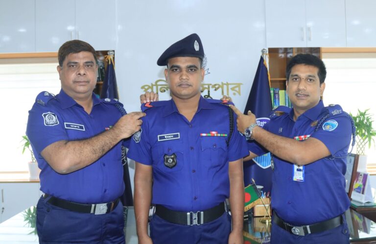 নোয়াখালীতে পুলিশ সদস্যকে র‍্যাংক ব্যাজ পরালেন পুলিশ সুপার