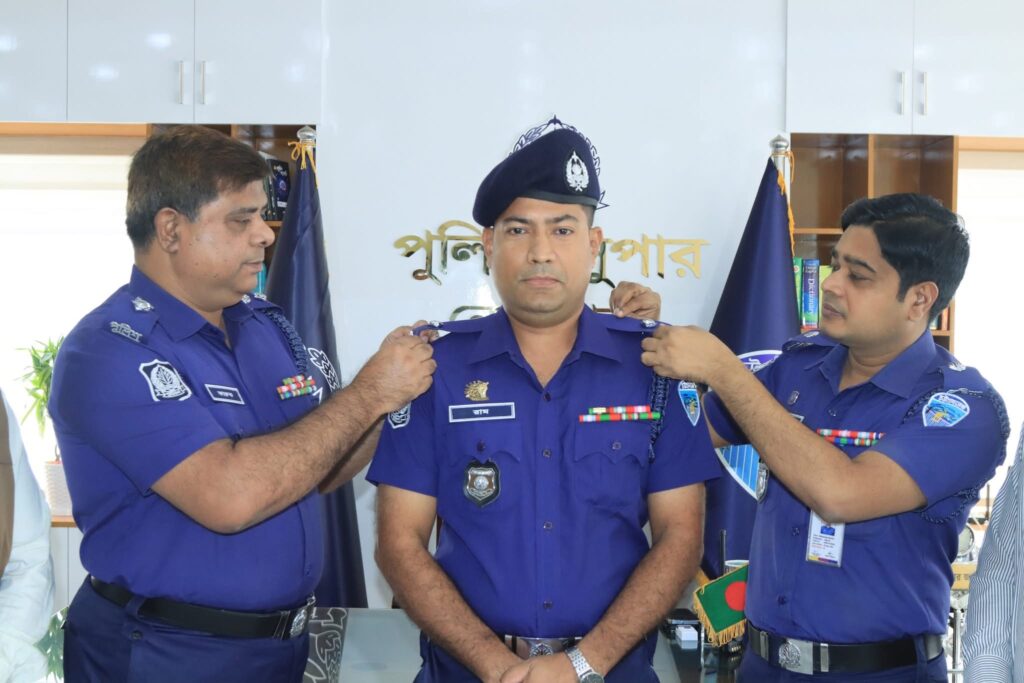 নোয়াখালীতে বিভাগীয় পদোন্নতি প্রাপ্ত পুলিশ কর্মকর্তাকে র‌্যাংক ব্যাজ পরালেন পুলিশ সুপার
