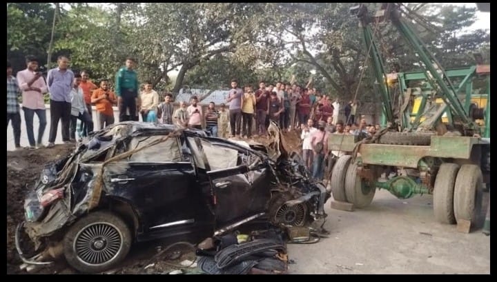 চট্টগ্রামে এলিভেটেড এক্সপ্রেসওয়ে থেকে ছিটকে পড়েছে গাড়ি: এক পথচারীর নিহত, আহত ৫