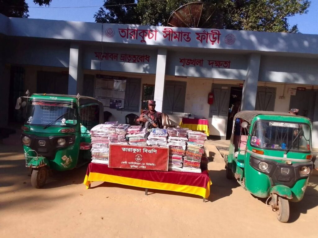 ফুলগাজীর আমজাদ হাট তারাকুচা সীমান্তে বিজিবির অভিযান ৪৩৯ পিস ভারতীয় শাড়ী জব্দ সাথে দুটি সিএনজি
