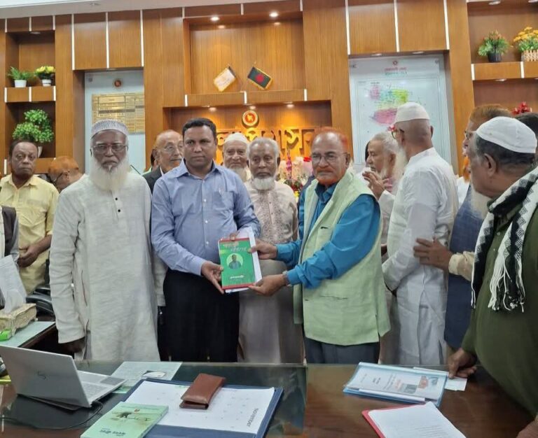 নোয়াখালীতে নবাগত জেলা প্রশাসককে মুক্তিযোদ্ধা সংসদের ফুলেল শুভেচ্ছা