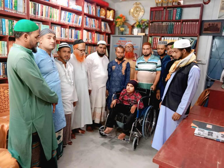 পাইকগাছার আদর্শ লাইব্রেরি থেকে প্রতিবন্ধী যুবক কে হুইলচেয়ার প্রদান 