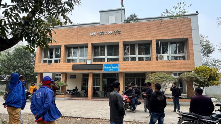 কুষ্টিয়া সিনিয়র জেলা নির্বাচন অফিসারের কার্যালয়ে আগুন