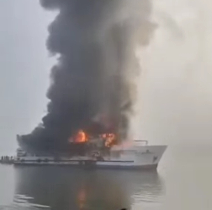 কক্সবাজারে সেন্টমার্টিনগামী দ্যা আটলান্টিক ক্রুজ জাহাজে ভয়াবহ আগুন। নিহত -১