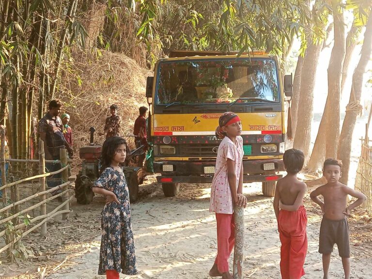 জামালপুরের রশিদপুর ইউনিয়নে নব নির্মিত রাস্তায় ইটভাটার ট্রাকের দাপট; এলাকাবাসী বাধা।