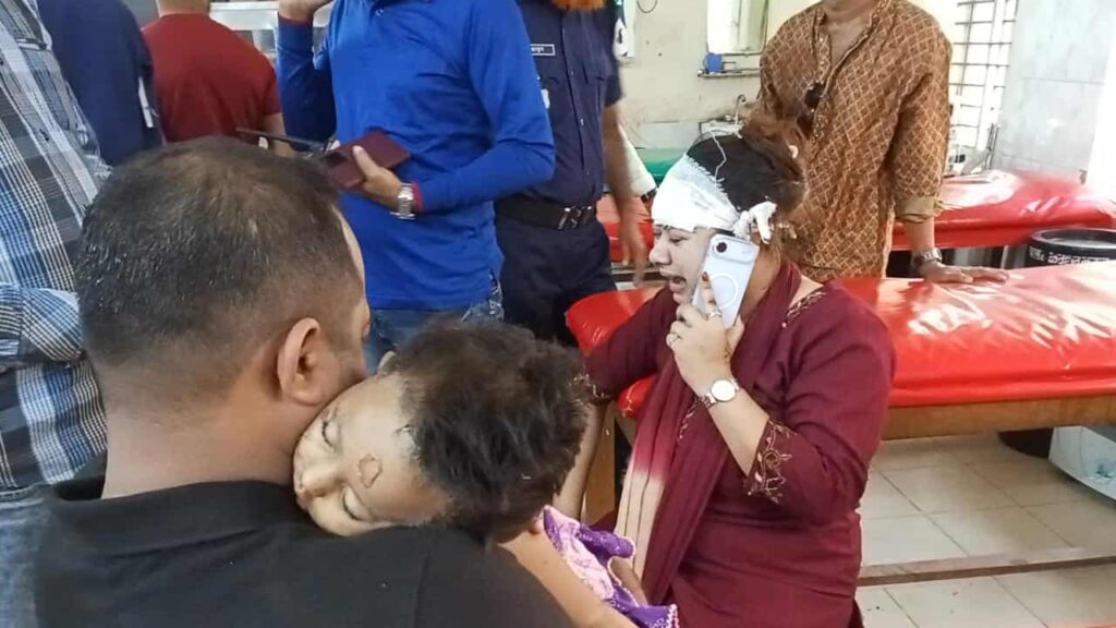 রাজাপুরে নিয়ন্ত্রণ হারিয়ে খাদে প্রাইভেট কার, দেড় বছরের শিশুর মর্মান্তিক মৃত্যু
