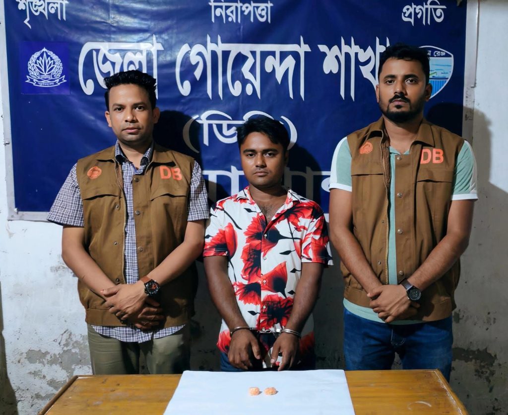 নোয়াখালীর শীর্ষ সন্ত্রাসী দেলোয়ার ইয়াবাসহ ধরা পড়ল ডিবির জালে