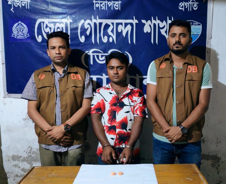 নোয়াখালীর শীর্ষ সন্ত্রাসী দেলোয়ার ইয়াবাসহ ধরা পড়ল ডিবির জালে