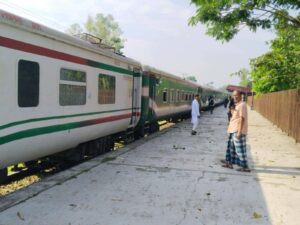 বৈরী আবহাওয়ায় বিপর্যস্ত রেলপথ, নোয়াখালী-ঢাকা ট্রেন চলাচলে অচলাবস্থা