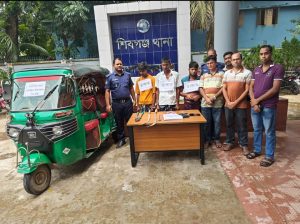 ডাকাতির প্রস্তুতিকালে ৩ ডাকাত গ্রেফতার, সিএনজি ও দেশীয় অস্ত্র উদ্ধার