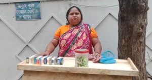 ভিক্ষার হাত নয়, আত্মসম্মানের লড়াই ও ছোট্ট দোকানে পান-সিগারেট বিক্রি করে বেঁচে থাকার সংগ্রাম এক বিধবা নারীর