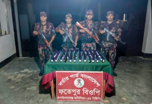 চাঁপাইনবাবগঞ্জ সীমান্তে ৫৩ বিজিবির অভিযানে ৯৬ বোতল ভারতীয় এস্কাফ সিরাপ জব্দ