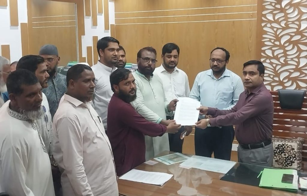 চাঁপাইনবাবগঞ্জে নিরবচ্ছিন্ন বিদ্যুতের দাবিতে জামায়াতের মানববন্ধন, ডিসির কাছে স্মারকলিপি