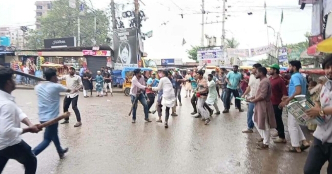 নারায়ণগঞ্জে সরকারি তোলারাম কলেজে ছাত্রদল-ছাত্রশিবিরের সংঘর্ষ, আহত ১০