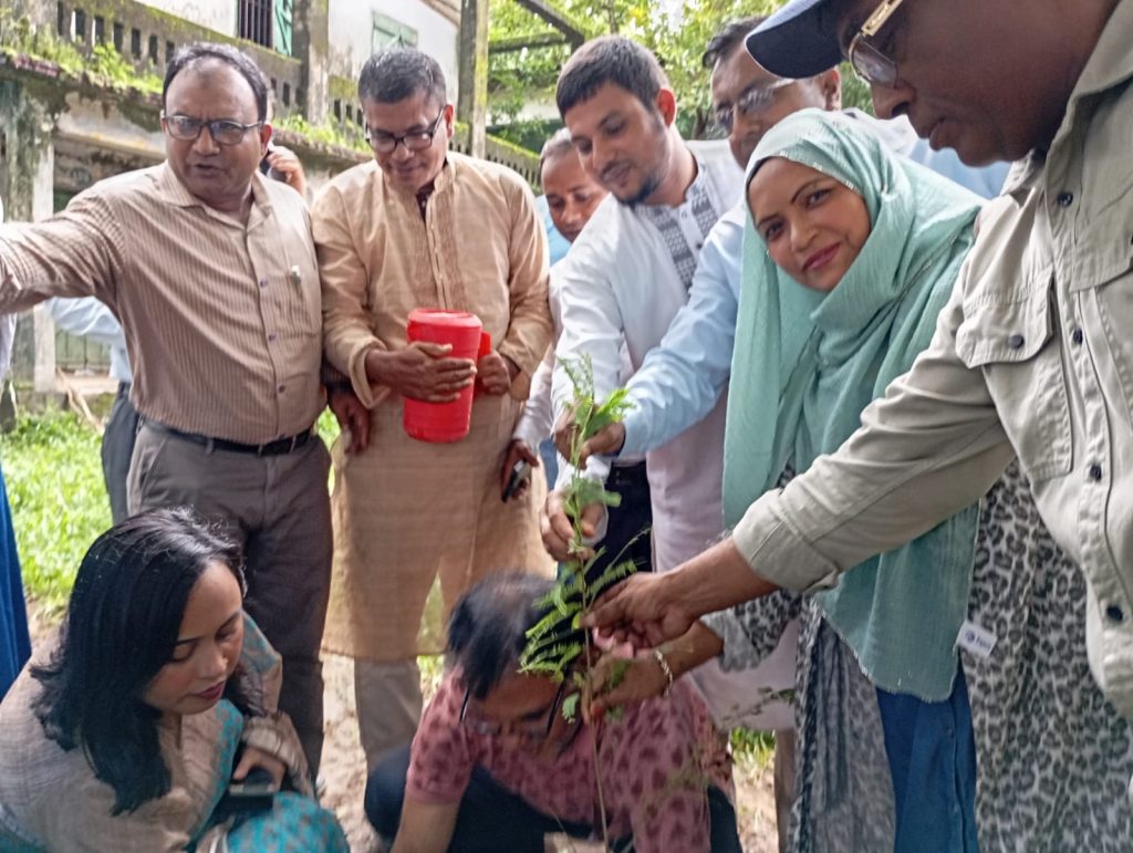 বাংলাদেশ পরিবেশ আন্দোলন (বাপা) উখিয়া উপজেলার উদ্যোগে শিক্ষার্থীদের মাঝে চারা বিতরণ ও বৃক্ষ রোপণ কর্মসূচি পালিত হয়